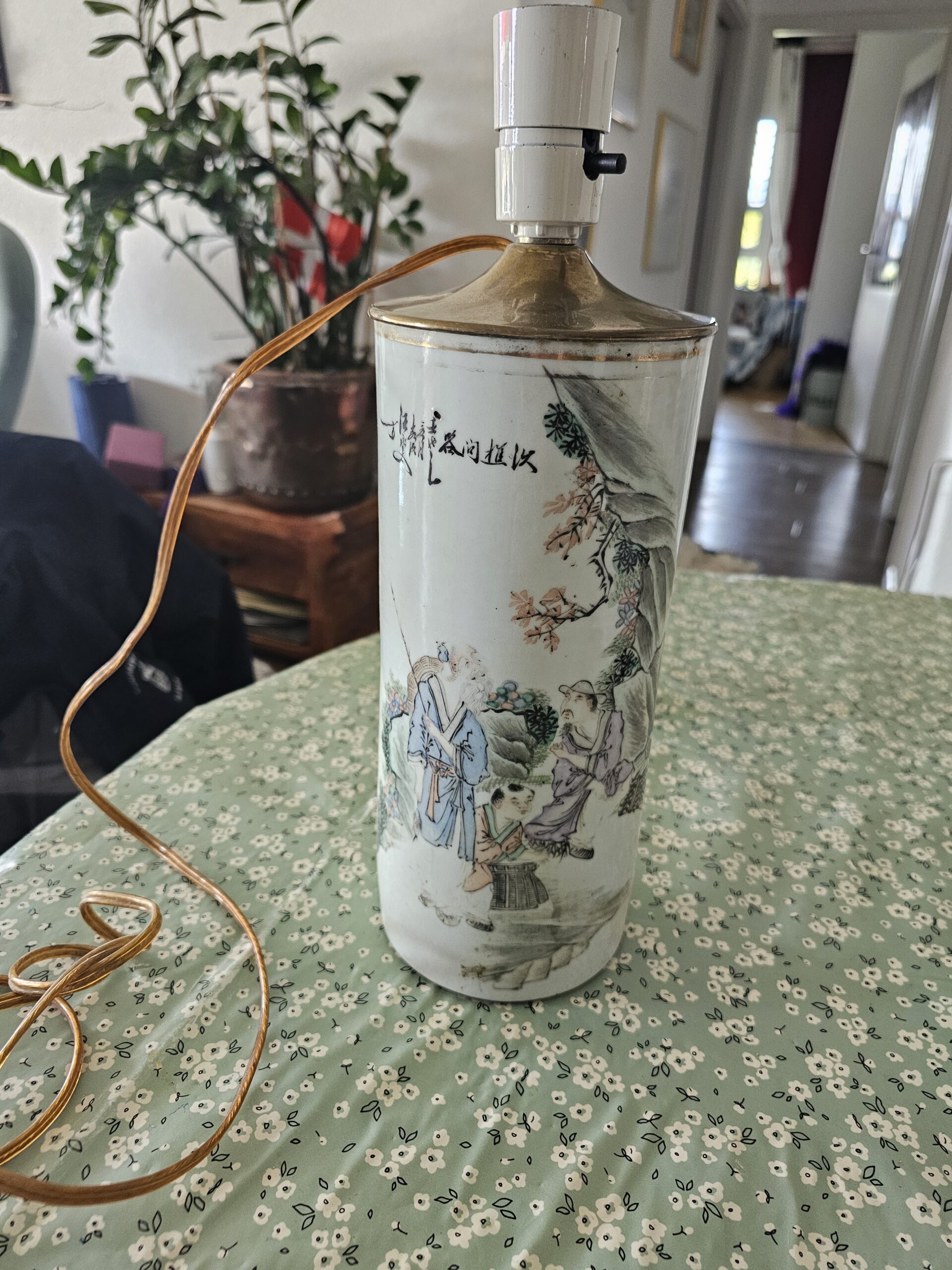 Lampe en porcelaine décor asiatique – Image 1