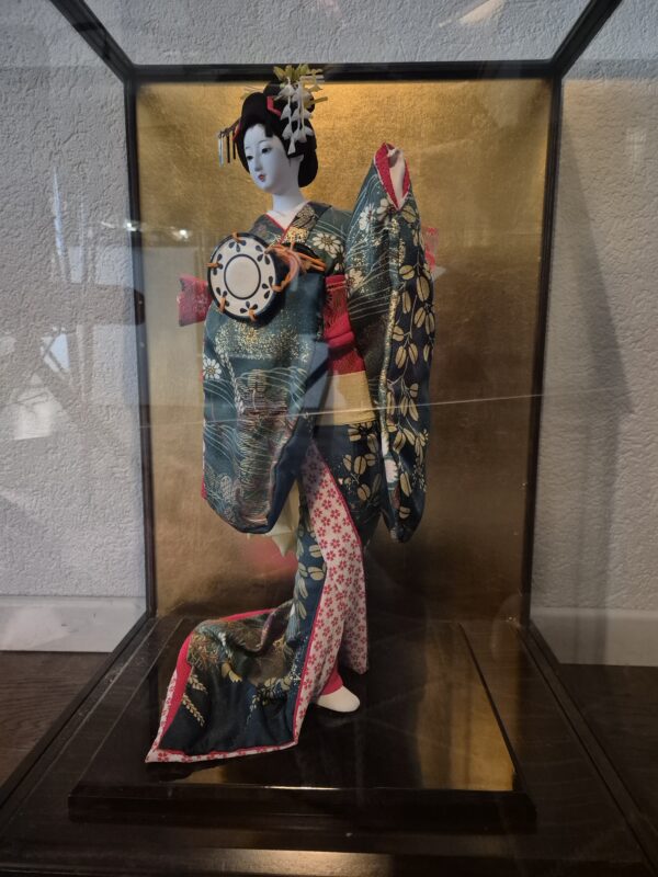 Poupée japonaise en kimono