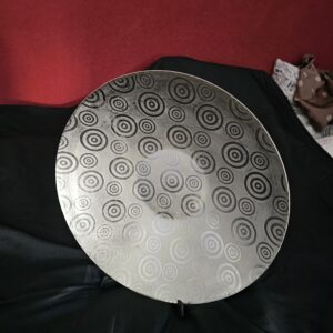 Grand plat décoratif rond à motifs cerclés