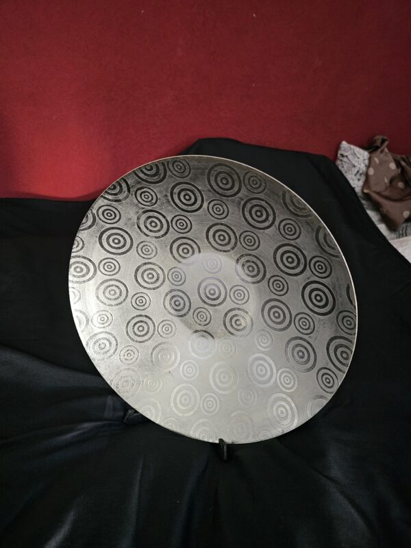 Grand plat décoratif rond à motifs cerclés