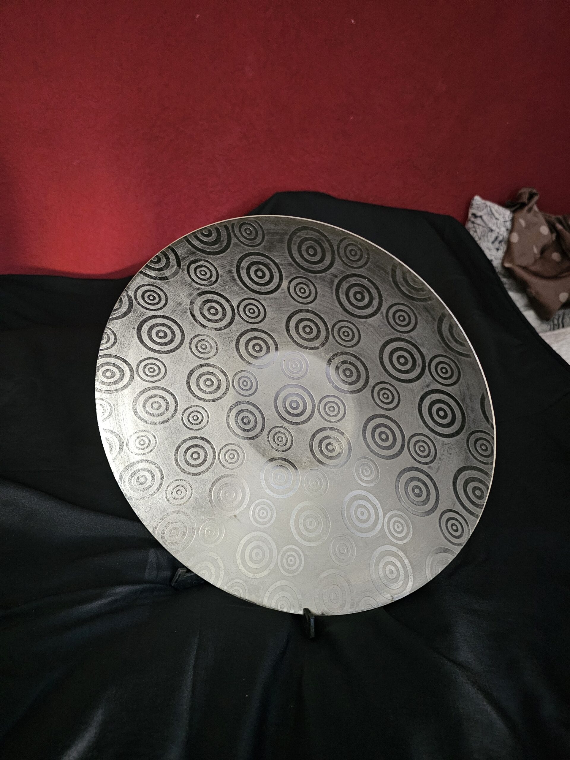 Grand plat décoratif rond à motifs cerclés – Image 1