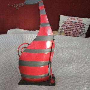 Sculpture chat en métal rayé rouge
