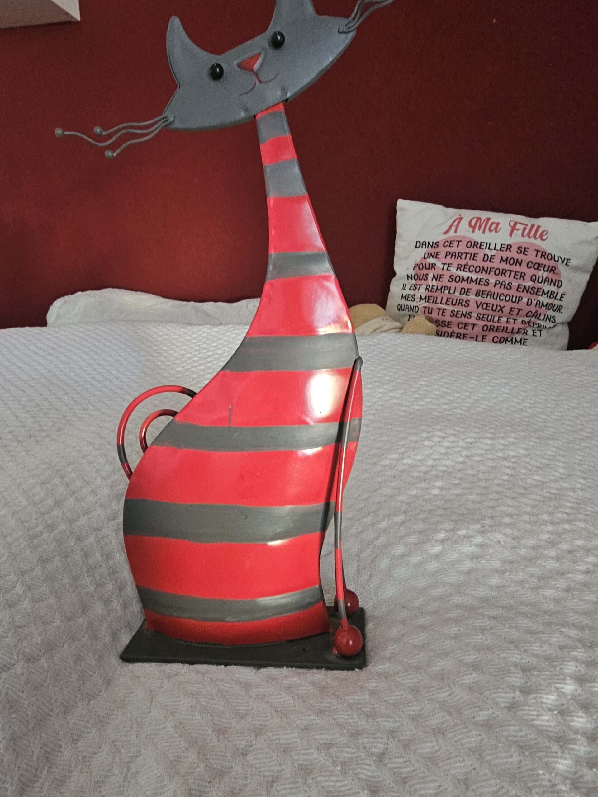 Sculpture chat en métal rayé rouge – Image 1