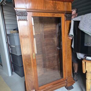 Grande vitrine en bois massif à porte vitrée