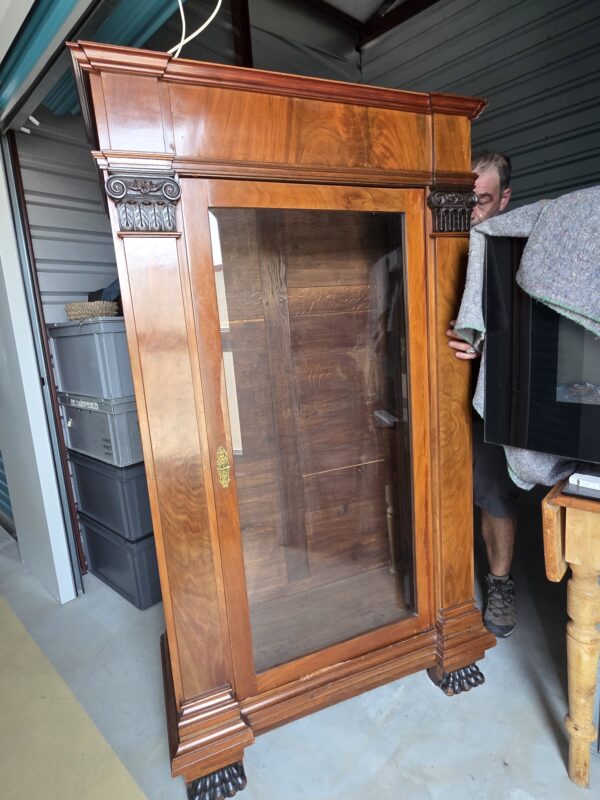 Grande vitrine en bois massif à porte vitrée