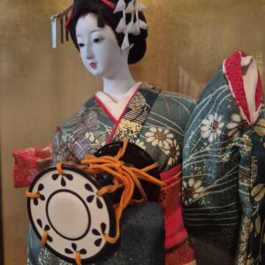Poupée japonaise en kimono