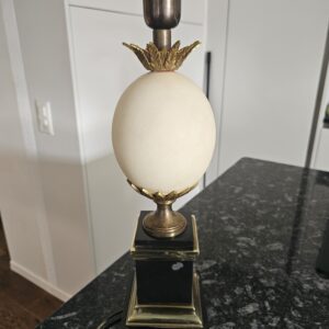 Lampe œuf sur socle noir et laiton