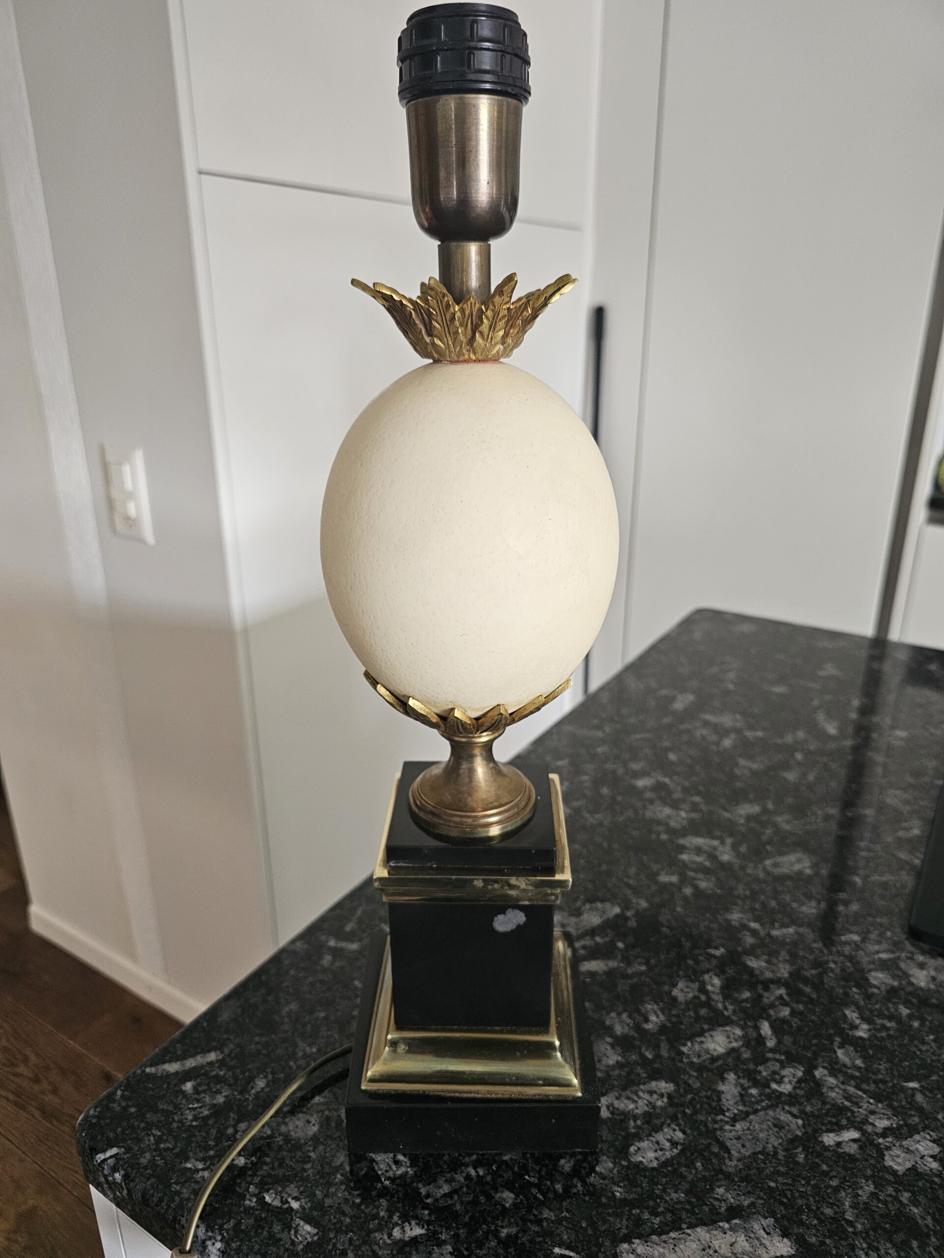 Lampe œuf sur socle noir et laiton – Image 1