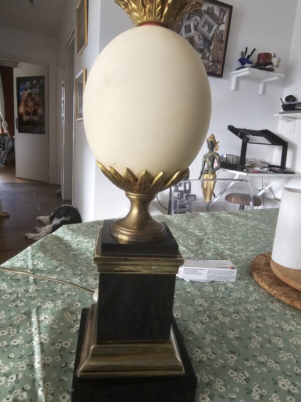 Lampe œuf sur socle noir et laiton