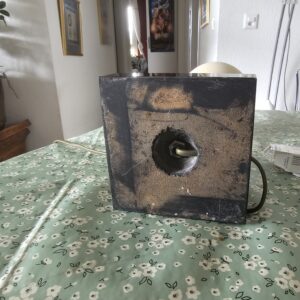 Lampe œuf sur socle noir et laiton – Image 3