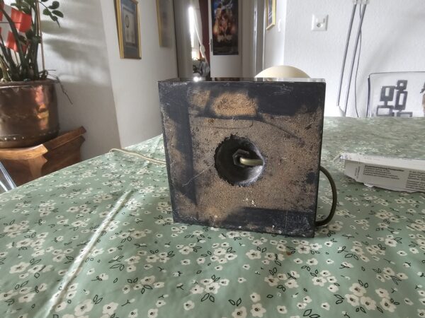 Lampe œuf sur socle noir et laiton