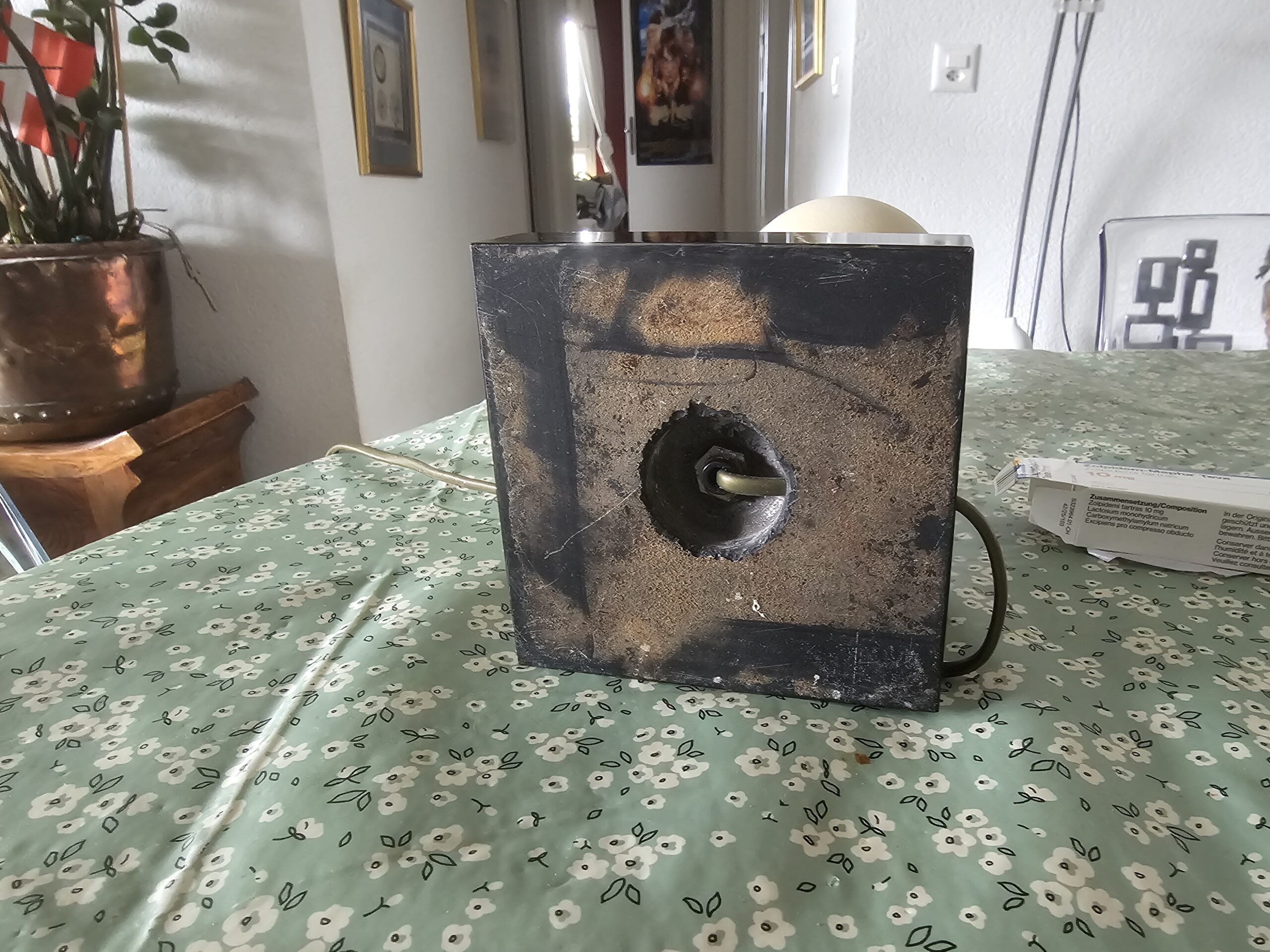 Lampe œuf sur socle noir et laiton – Image 3