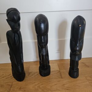 Trio de statuettes africaines en bois sombre