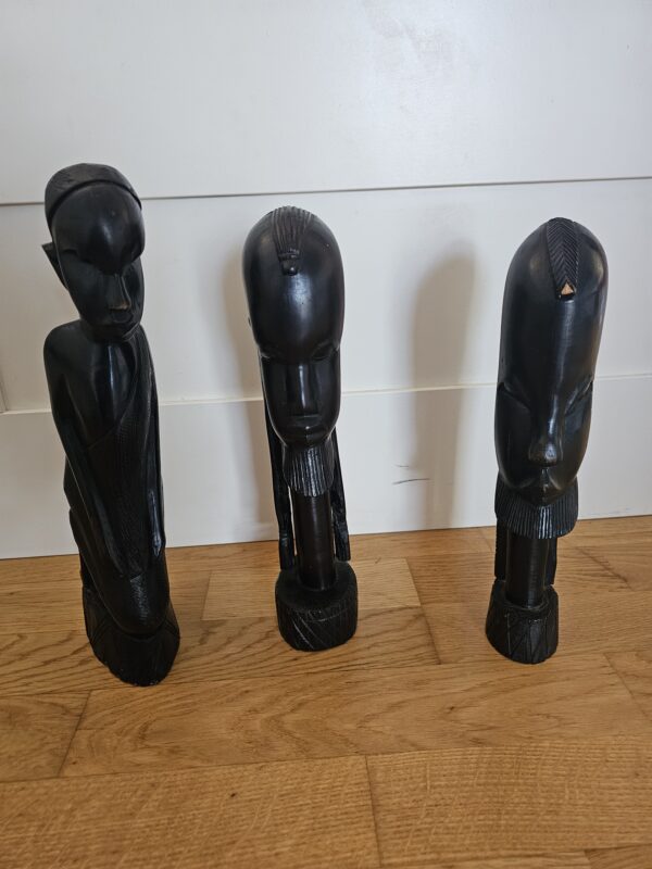 Trio de statuettes africaines en bois sombre