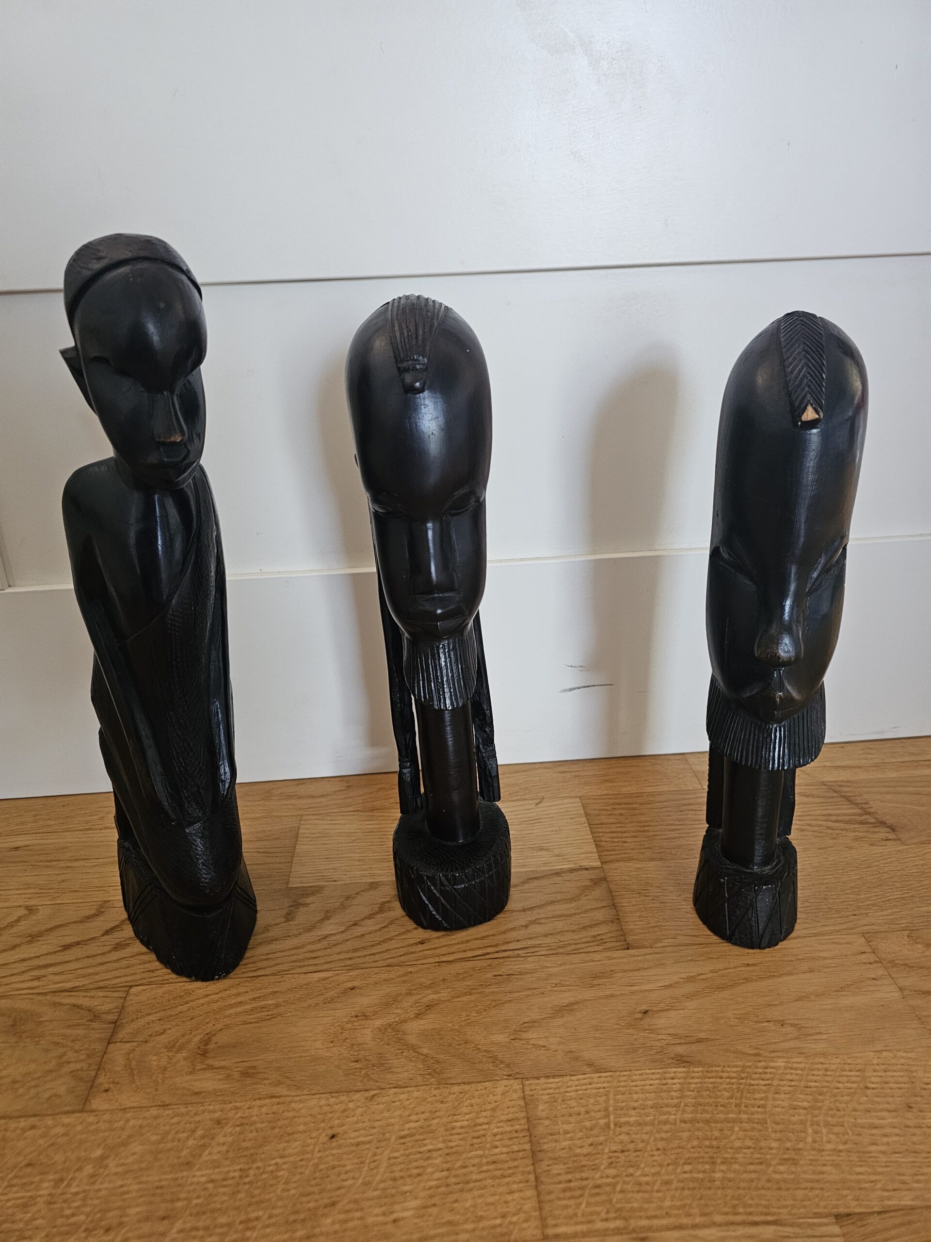 Trio de statuettes africaines en bois sombre – Image 1